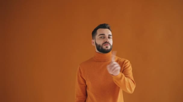 Портрет привлекательного бородатого парня, машущего пальцем и покачивающего головой, говорящего нет — стоковое видео
