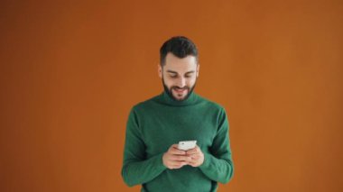 Akıllı telefon dokunmatik ekranda video oyunu oynarken çekici hipster Portresi