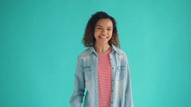 Ok jest gösteren ve gülen iyi görünümlü Afro-Amerikan bayan Portresi