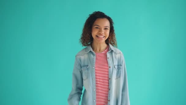 Retrato de senhora afro-americana de boa aparência mostrando gesto OK e rindo — Vídeo de Stock