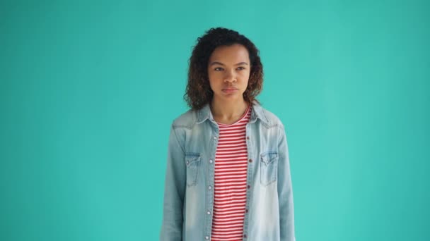 Retrato de una hermosa dama afroamericana haciendo un gesto de silencio tocando la boca — Vídeo de stock