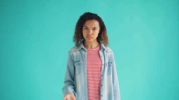 Porträtt av afroamerikansk Lady vrida fingret på templet gör idiot tecken — Stockvideo