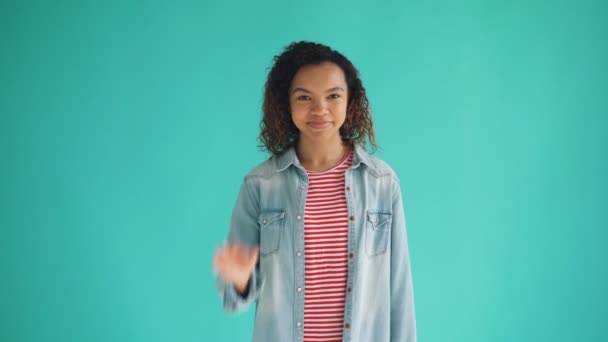 Porträtt av glad afrikansk amerikansk flicka som visar OK hand gest tittar på kamera — Stockvideo