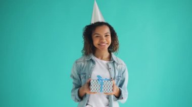 Hediye kutusu tutan ve gülümseyen Afrikalı Amerikalı doğum günü kız Portresi