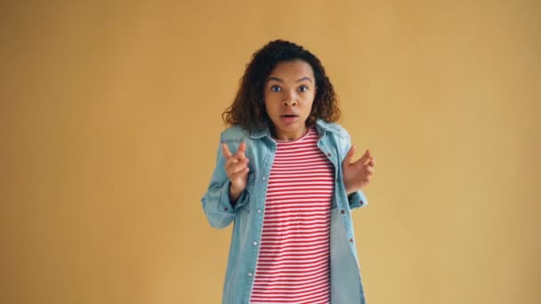 Retrato de la asustada dama afroamericana mirando a la cámara con miedo — Vídeo de stock