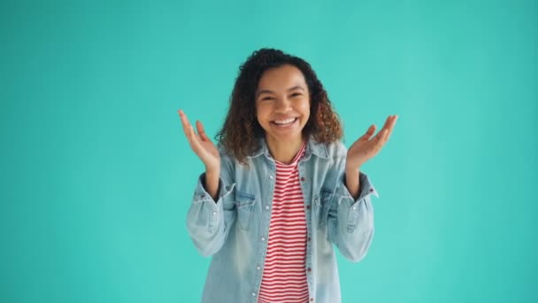 Retrato de una bonita mujer afroamericana jugando a las escondidas — Vídeo de stock