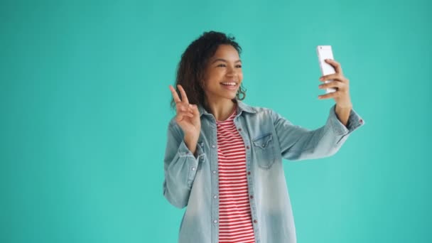 Retrato de la encantadora chica afroamericana tomando selfie con cámara de teléfono inteligente — Vídeos de Stock