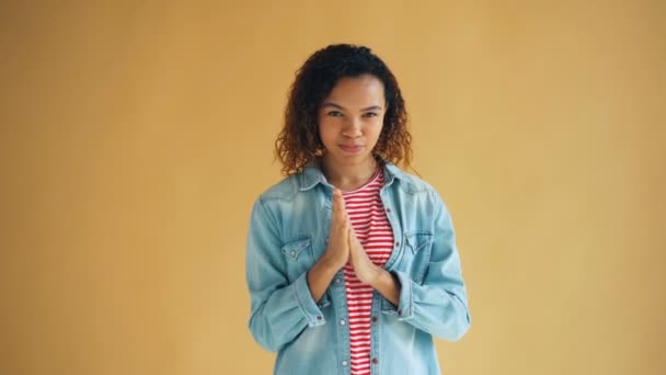 Portrait de fille afro-américaine rusée frottant ses mains et souriant — Video