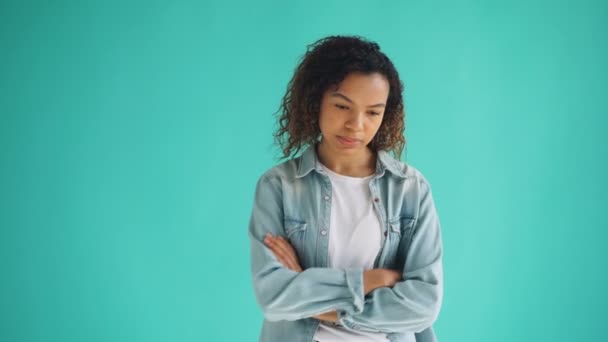 Retrato de adolescente afroamericano infeliz de pie con los brazos cruzados — Vídeo de stock