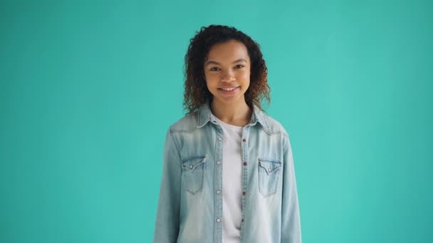 Portrait de belle fille afro-américaine regardant la caméra et riant — Video