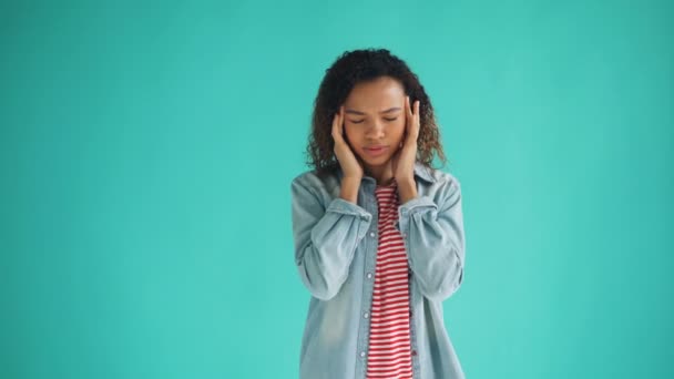 Portrait de femme afro-américaine malade souffrant de maux de tête touchant la tête — Video