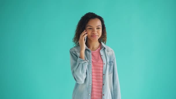 웃는 휴대 전화에 말하는 즐거운 젊은 아프리카 계 미국인 여성의 초상화 — 비디오