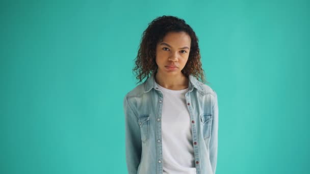 Portrait de fille afro-américaine triste debout seul avec le visage malheureux — Video