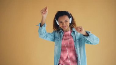 Kulaklıkve dans müzik dinleyen Afrikalı Amerikalı kadın Portresi