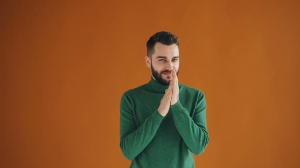 Retrato de tipo astuto frotándose las manos y sonriendo mirando con cara astuta — Vídeos de Stock