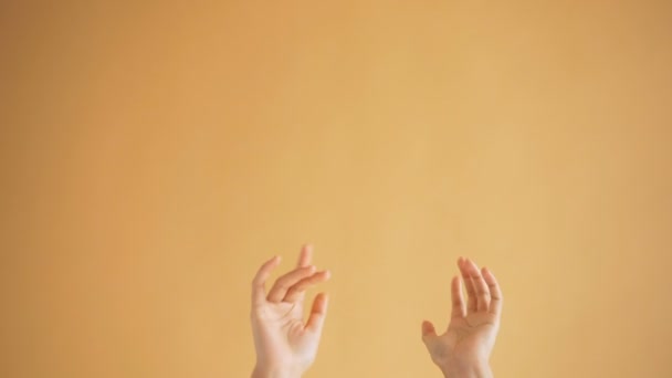 Gros plan des mains féminines qui bougent en dansant en claquant des doigts puis en applaudissant — Video