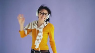 Müzik dinlerken ürpertici dans kulaklık heyecanlı kadın Portresi