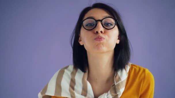 Close-up retrato de mulher alegre fazendo caras engraçadas desfrutando de atividade engraçada — Vídeo de Stock