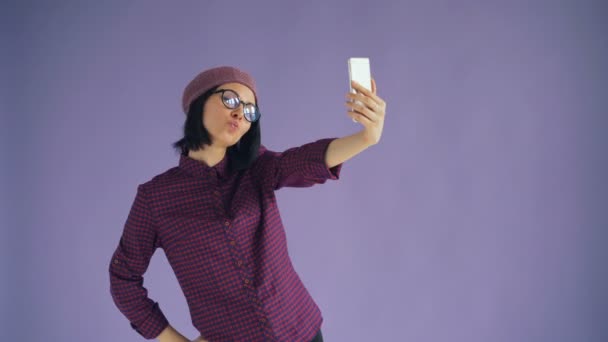 Portret van speelse jonge vrouw het nemen van selfie met smartphone camera — Stockvideo