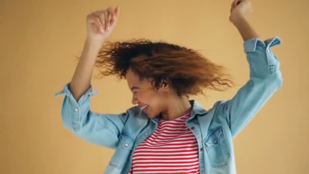 Повільний рух збудженої дівчини, що обертає голову, махає волоссям, весело сміючись — стокове відео