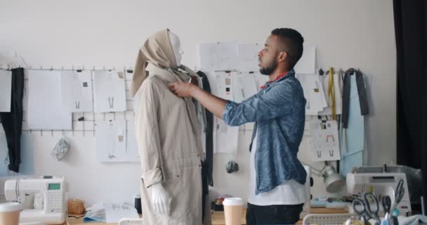 Hombre diseñador vestir maniquí buscando y sonriendo disfrutando de la ropa con estilo — Vídeos de Stock