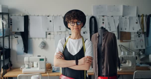 Retrato de designer mulher independente de pé no estúdio com os braços cruzados — Vídeo de Stock