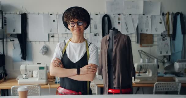 Retrato de jovem senhora feliz designer de moda sorrindo em pé na oficina — Vídeo de Stock