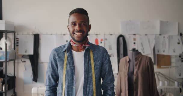 Retrato de criativo jovem alfaiate afro-americano homem sorrindo em estúdio — Vídeo de Stock