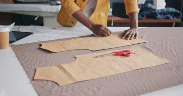 Tailor Manufacturing handgemaakte kleding overzichts model op materiaal — Stockvideo