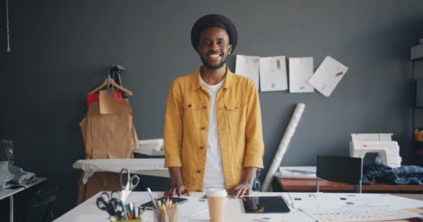 仕事に立って微笑むハンサムなアフリカ系アメリカ人デザイナーの肖像画 — ストック動画