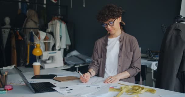 Kreative Designerin skizziert Zeichnungskleidung, die im modernen Atelier arbeitet — Stockvideo