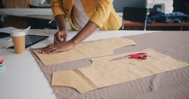 Desainer menguraikan sepotong bahan dengan penjahit kapur membuat pakaian buatan tangan — Stok Video