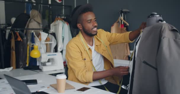 Designer creativ care măsoară hainele handmade pe manechin bucurându-se de muncă zâmbind — Videoclip de stoc
