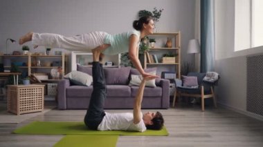 Kız ve adam birlikte dengeleme egzersiz yapıyor çiftler için yoga pratik