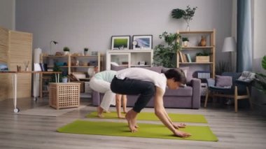 Karı koca evde silah birlikte yoga yaparken dengeleme eğitimi