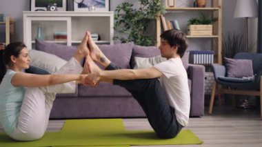 Birlikte dairede egzersiz çiftler için yoga yapan sportif öğrenciler
