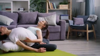 Mutlu genç çift birlikte çift çalışma vücut geriye bükme yoga yapıyor