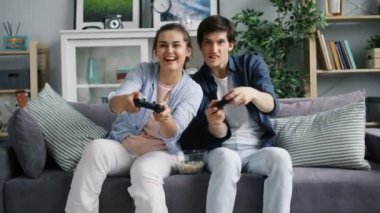 Karı koca oyun zevk evde joysticks tutarak video oyunu oynuyor