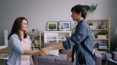 Asyalı adam ve beyaz kız evde sevgi ve şefkat ifade dans