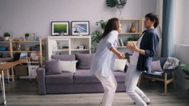 Karı koca evde dans ederken eğlenirken birlikte dinlendirici müzik dinleyerek dans ediyor