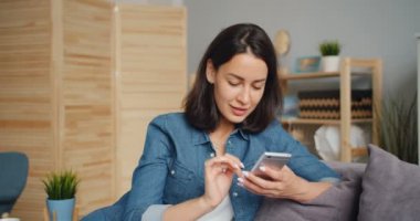 Akıllı telefon dokunmadan ekran ve evde gülümseyen kullanarak güzel kız