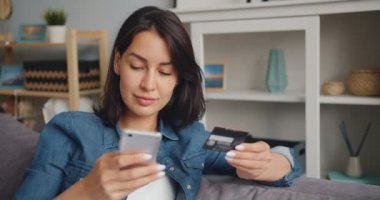 Genç Bayan online ödeme Holding banka kartı dokunmadan akıllı telefon ekranı yapma