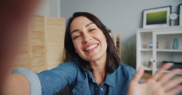 POV av söt dam göra online video samtal tittar på kameran pratar leende — Stockvideo