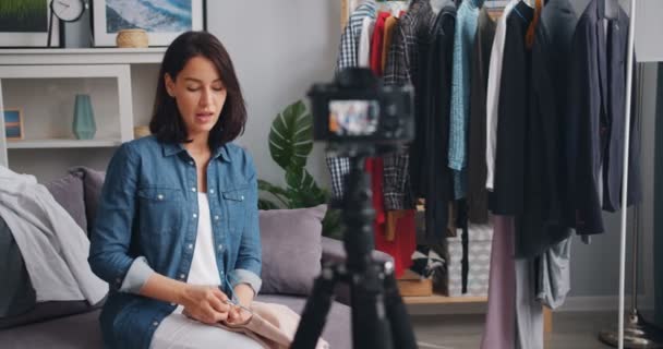 Zeitlupe: Modebloggerin nimmt Video über Kleidung zu Hause auf — Stockvideo