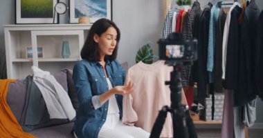 Moda Giysi hakkında kadın vlogger moda tasarımcısı kayıt videosu