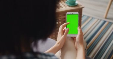 Evde yeşil ekran ile akıllı dokunma genç kadın yavaş hareket