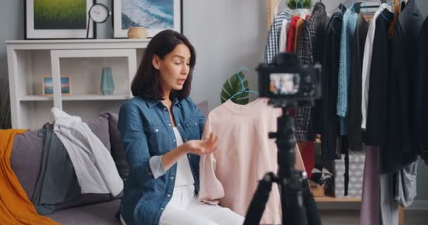 Weibliche Vlogger Modedesignerin Aufnahme Video über modische Kleidung — Stockvideo