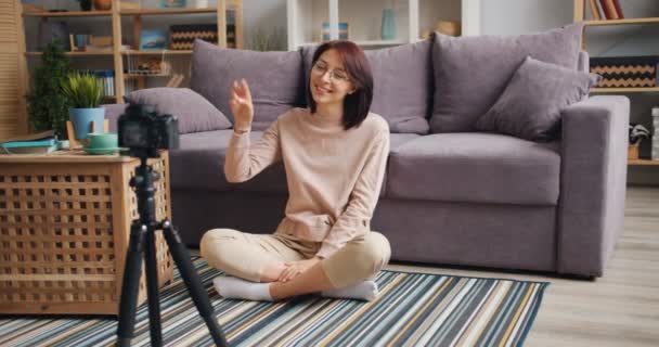 Mouvement lent de mignon jeune femme vlogger parler gestuelle enregistrement vidéo à la maison — Video