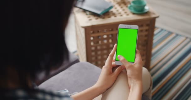 緑のモックアップ画面のスワイプでスマートフォンを使用して自宅で学生 — ストック動画