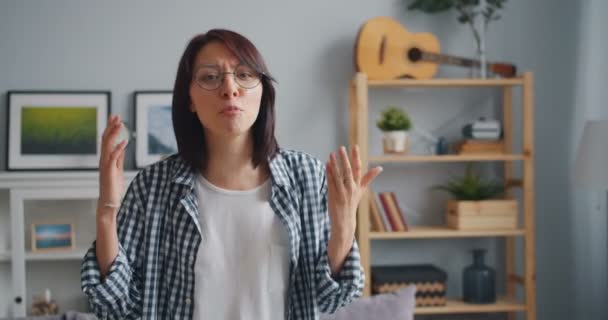 Retrato de raiva jovem mulher gritando olhando para câmera gestos acenando mãos — Vídeo de Stock